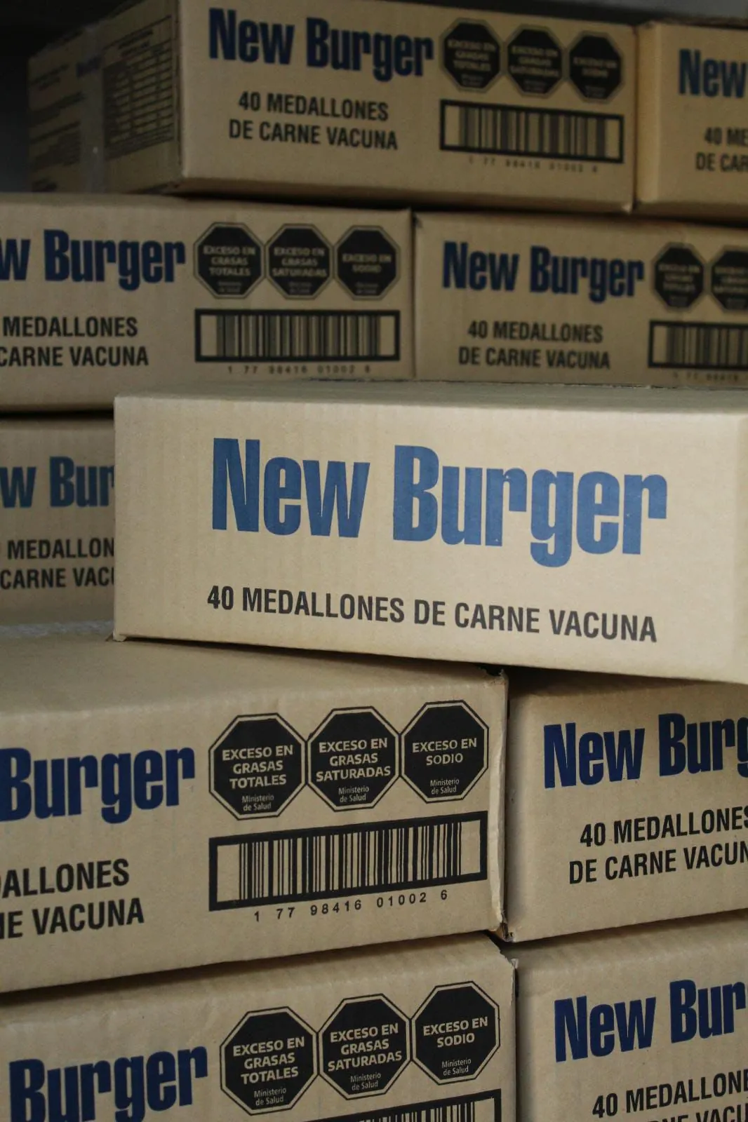 Cajas de medallones New Burger apiladas listas para distribución
